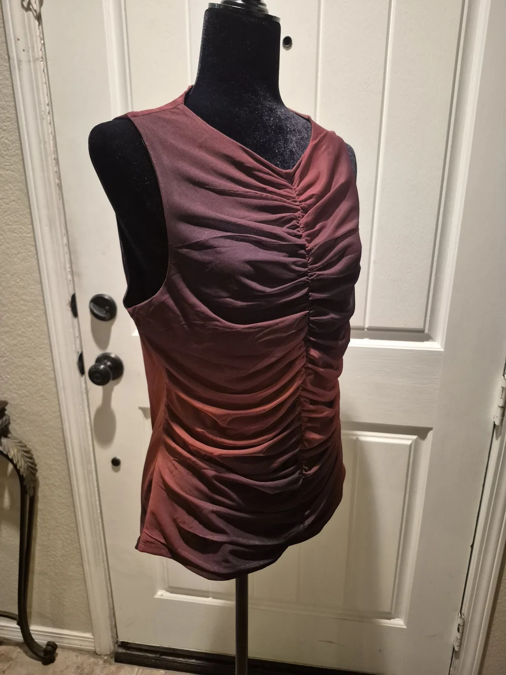 VIGOSS Ruched Ombre Sleeveless Top - Burgundy to Rust